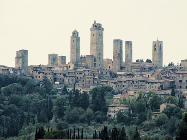 Foto gratuita splendida vista della città medievale di san gimignano in una giornata uggiosa in toscana italia