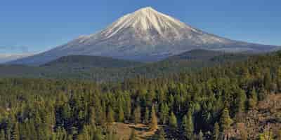 Free photo beautiful view of mount mcloughlin covered in snow over the tree covered hills captured in oregon