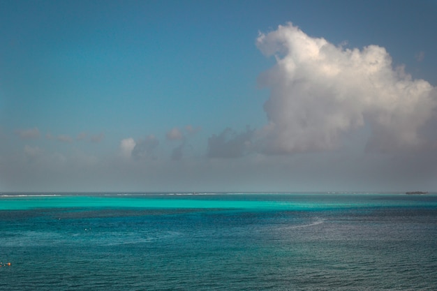 Прекрасный вид на океан с пасмурным голубым небом