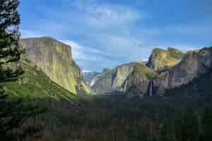無料写真 岩から流れる滝と壮大な緑の風景に注ぐ滝の美しい景色