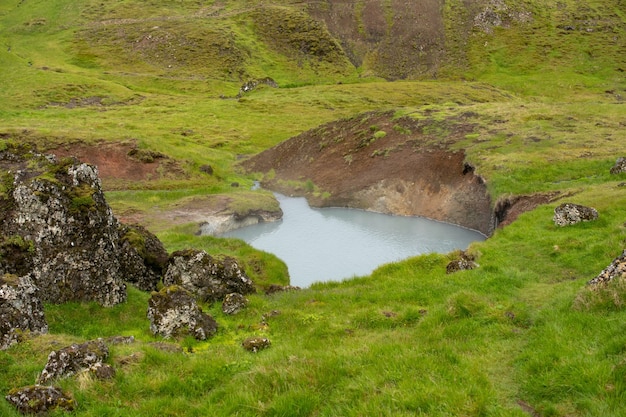 무료 사진 아이슬란드 높은 산의 지열 활동 지역에서 끓는 물의 아름다운 전망