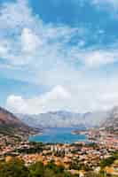 Бесплатное фото Прекрасный вид на которский залив и город котор; черногория