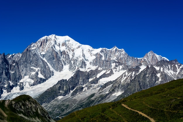 Прекрасный вид на заснеженные горные вершины монблана в италии Premium Фотографии