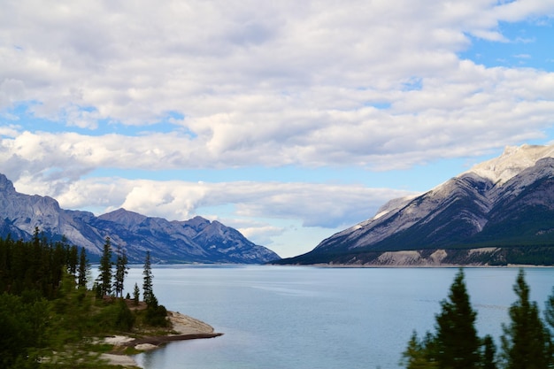 Бесплатное фото Красивый вид на озеро и горы на заднем плане в национальном парке джаспер канада
