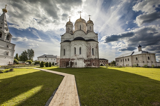 Бесплатное фото Прекрасный вид на лужецкий монастырь святого ферапонта, захваченный в можайске, россия