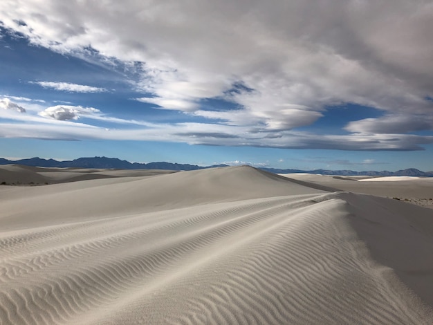 무료 사진 뉴 멕시코의 사막에서 바람에 씻긴 모래 언덕의 아름다운 전망-배경에 적합