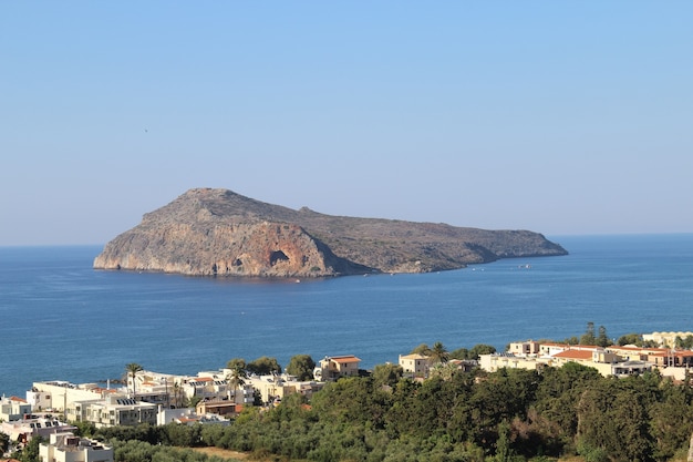 Прекрасный вид на деревню Платаниас на Крите, Греция, полную деревьев и здания недалеко от берега