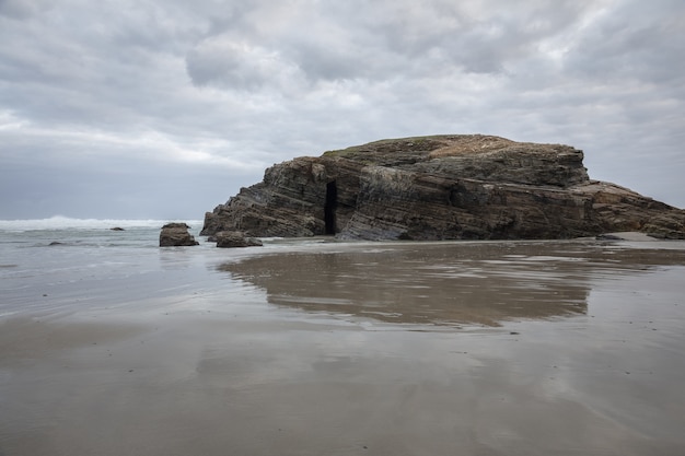 Free photo beautiful view of playa de las catedrales in spain