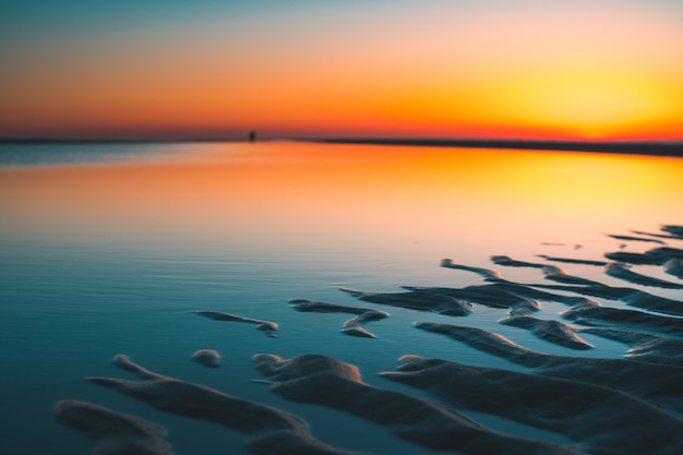 Vrouwenpolder, 네덜란드에서 캡처 한 호수에 태양의 반사의 아름다운 전망