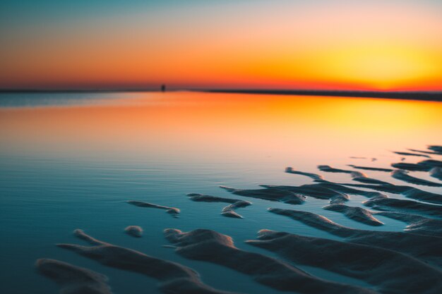 オランダ、ブルーウェンポルデルで撮影された湖の太陽の反射の美しい景色