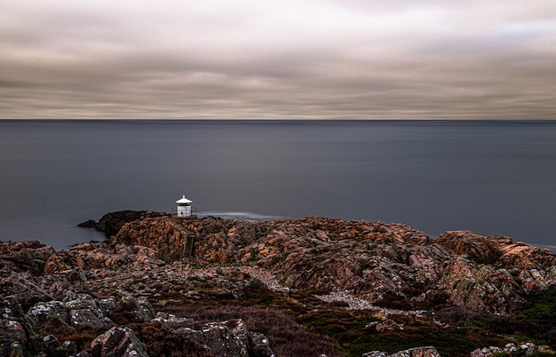 Free photo beautiful view of a rocky seashore on a gloomy day