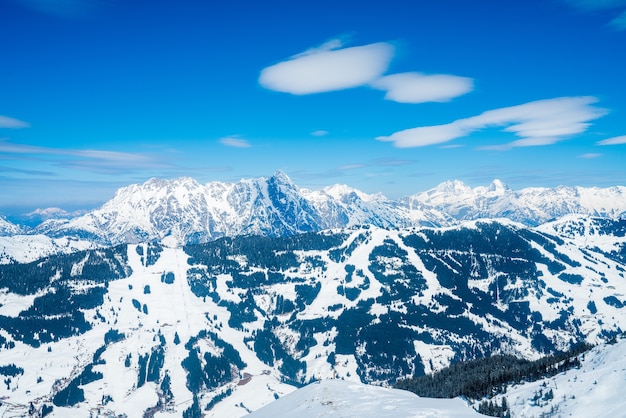 Foto gratuita splendida vista sul comprensorio sciistico di saalbach durante l'inverno