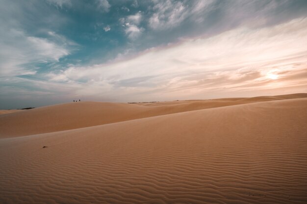 息をのむような曇り空の下の砂丘の美しい景色
