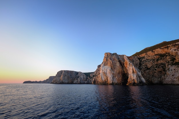 Прекрасный вид на море в мирный день