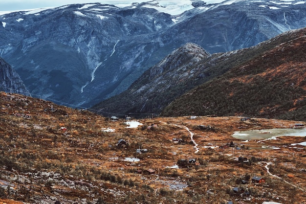 Trolltunga 근처 노르웨이 산에 있는 작은 정착지의 아름다운 전망.