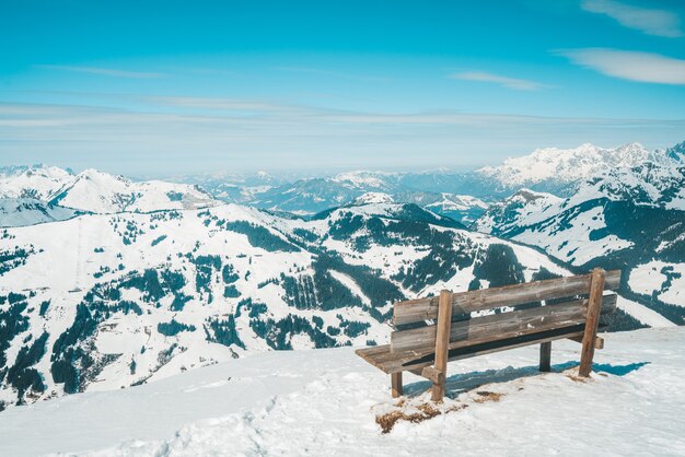 オーストリアのザールバッハヒンターグレムのスキー地域の雪に覆われた山々の美しい景色