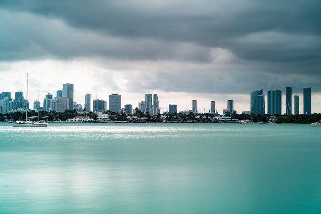 Прекрасный вид на высотные здания и лодки в Саут-Бич, Майами, Флорида