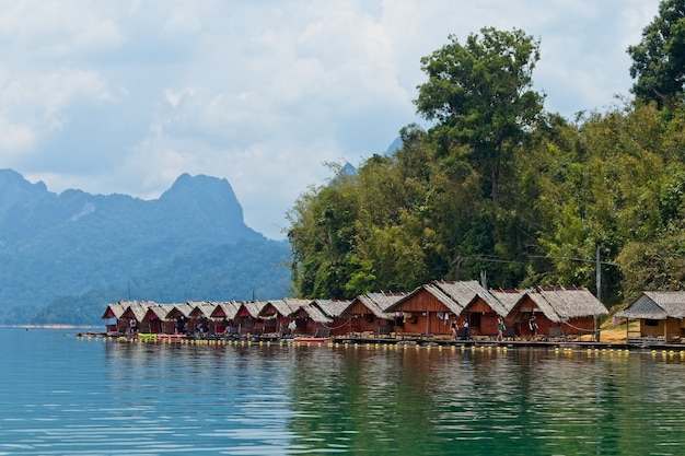 タイでキャプチャされた海の上の木製の小屋の美しい景色