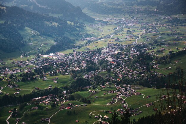 スイスの山の中で美しい村