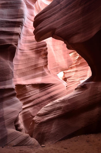 赤い砂岩の壁があるアリゾナのアンテロープキャニオンの美しい壁。