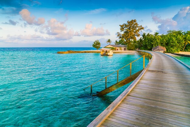 일출 시간에 열대 몰디브 섬의 아름다운 워터 빌라
