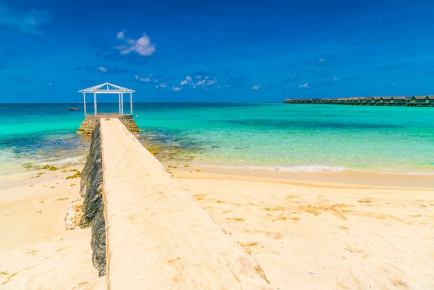 Foto gratuita bellissime ville d'acqua in isola tropicale delle maldive.