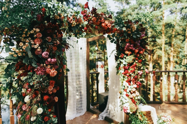 スピアウォートとグリーンの花輪で作られた美しい結婚式の祭壇