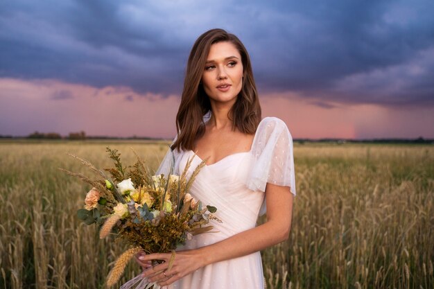 Foto gratuita bella cerimonia di matrimonio in natura