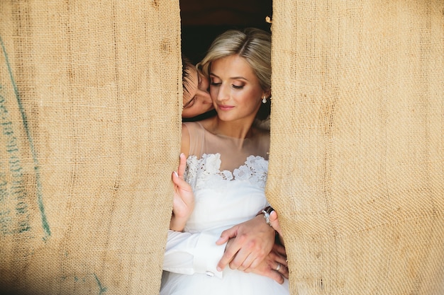 Free photo beautiful wedding couple in doorway