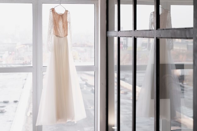 결혼식 전에 아름다운 웨딩 드레스