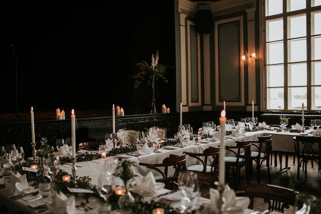 Foto gratuita bellissimo salone per ricevimenti di matrimonio con un tavolo di lusso decorato