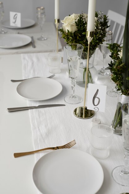 美しい結婚式のテーブルの品揃えハイアングル