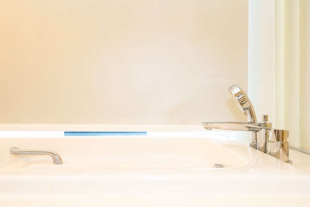 浴室の美しい白いバスタブ装飾インテリア