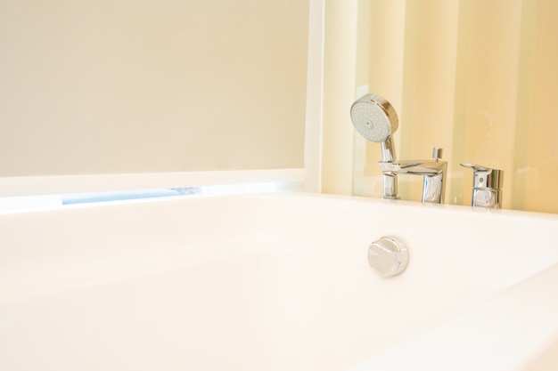 浴室の美しい白いバスタブ装飾インテリア