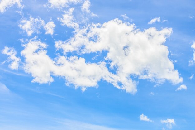 青空の自然の背景に美しい白い雲