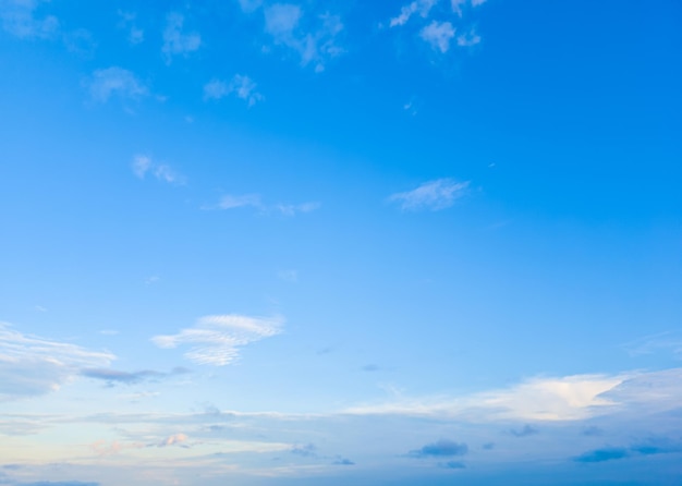 Foto gratuita bella nube bianca sul cielo blu