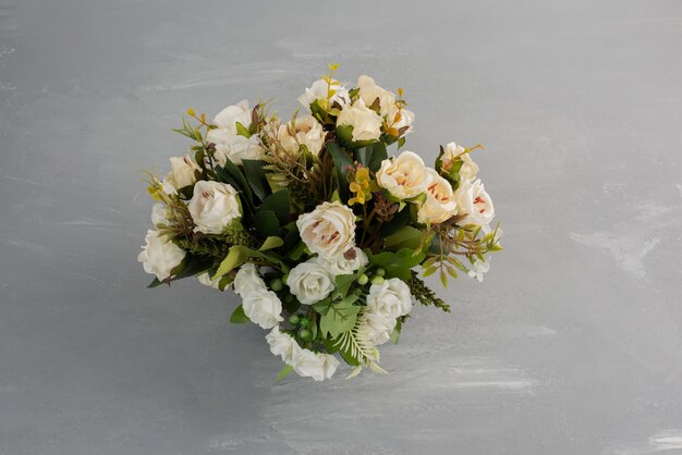 회색 테이블에 아름 다운 흰 장미 꽃다발입니다.