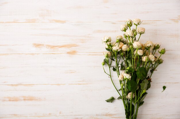 나무 테이블에 아름 다운 흰 장미