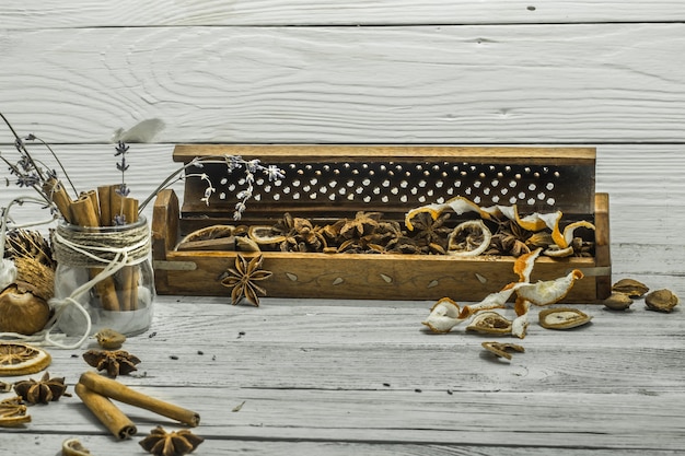 Free photo beautiful white wood wall, cinnamon sticks, star anise,lemon