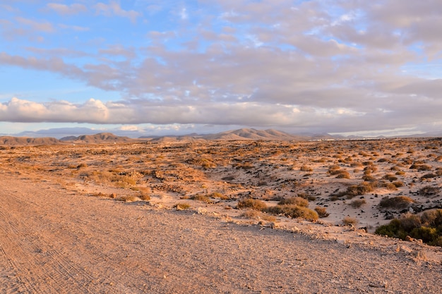 Bella ripresa ampia di una montagna del deserto nelle isole canarie della spagna