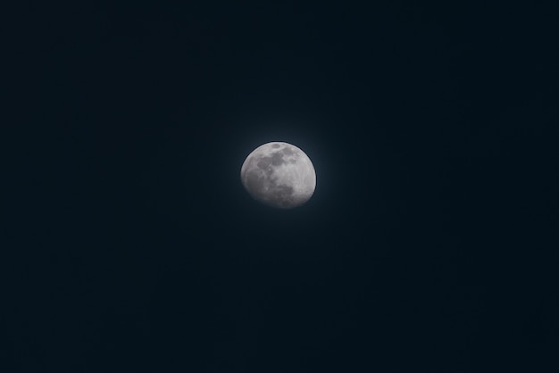夜空に満月の美しいワイドショット