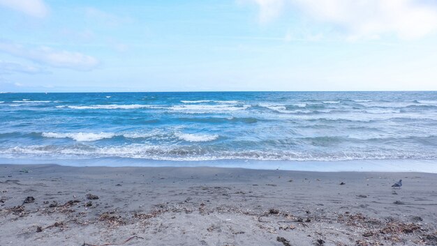 놀라운 파도와 푸른 하늘과 모래 해변의 아름다운 넓은 샷