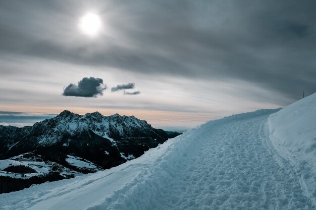 눈 경로와 눈이 덮여 산의 아름다운 전망과 아름다운 겨울 풍경