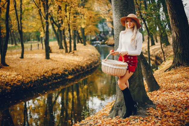 秋の公園で美しい女性