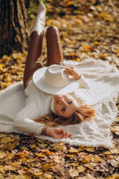 Free photo beautiful woman in an autumn park