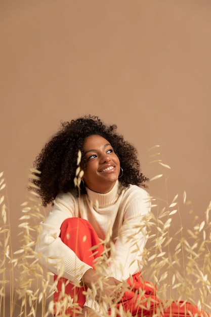 Free photo beautiful woman in autumn setting