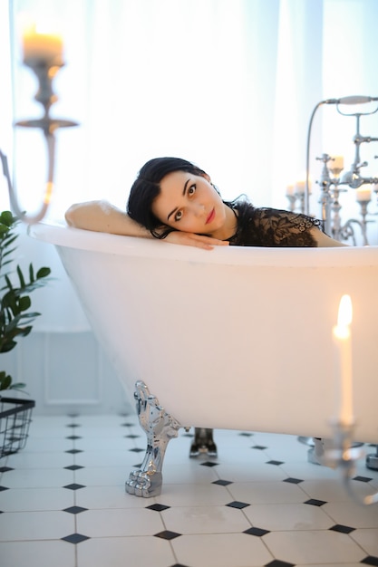 Foto gratuita bella donna in bagno