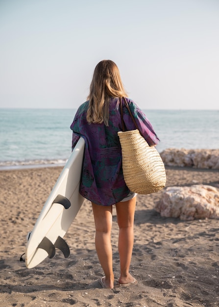 Bella donna al concetto di spiaggia