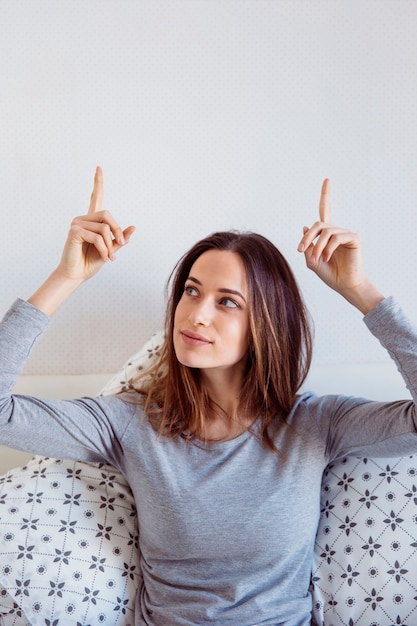 Foto gratuita bella donna a letto rivolta verso l'alto