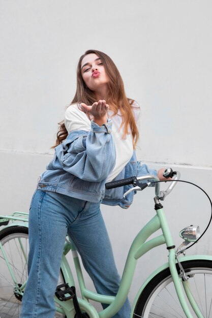 自転車に座ってキスを吹く美女